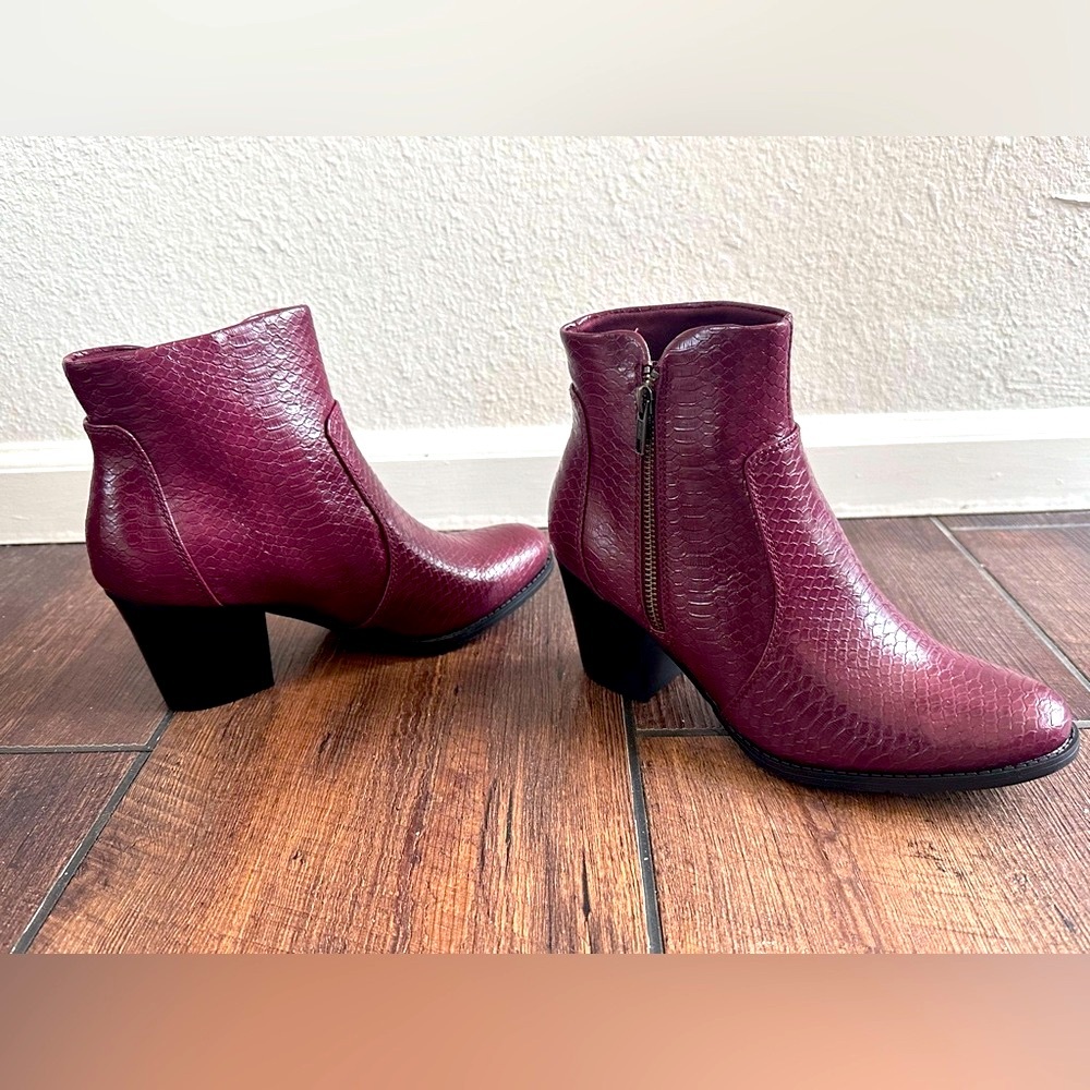 Baretraps cabernet colored Ankle Boot, faux snakeskin, 7.5M